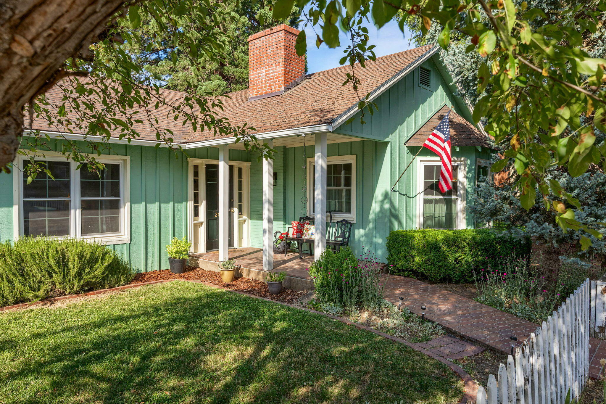 Property Photo:  205 E D Street  OR 97530 