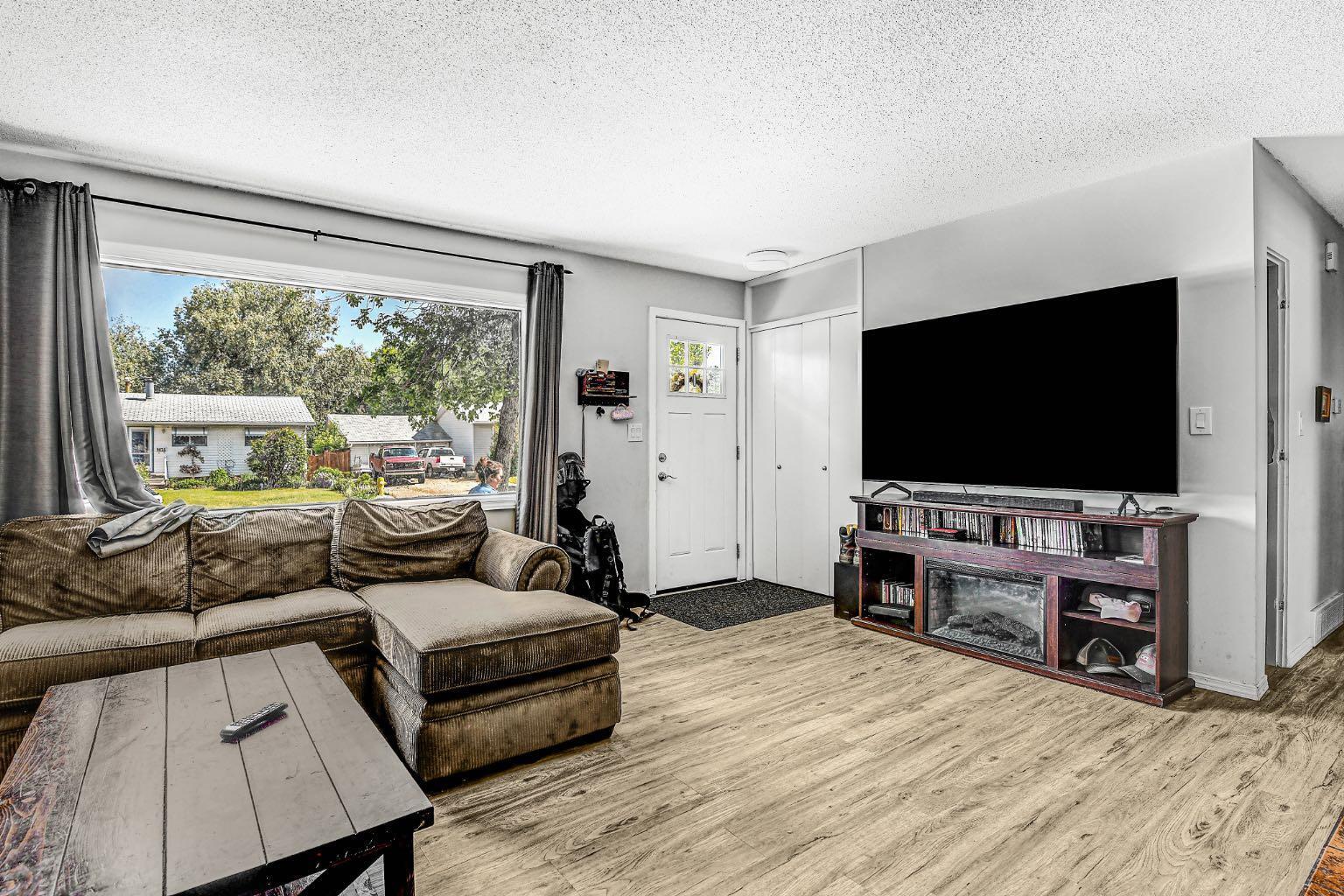Property Photo: 9825 91 Avenue AB T8V 0G1
