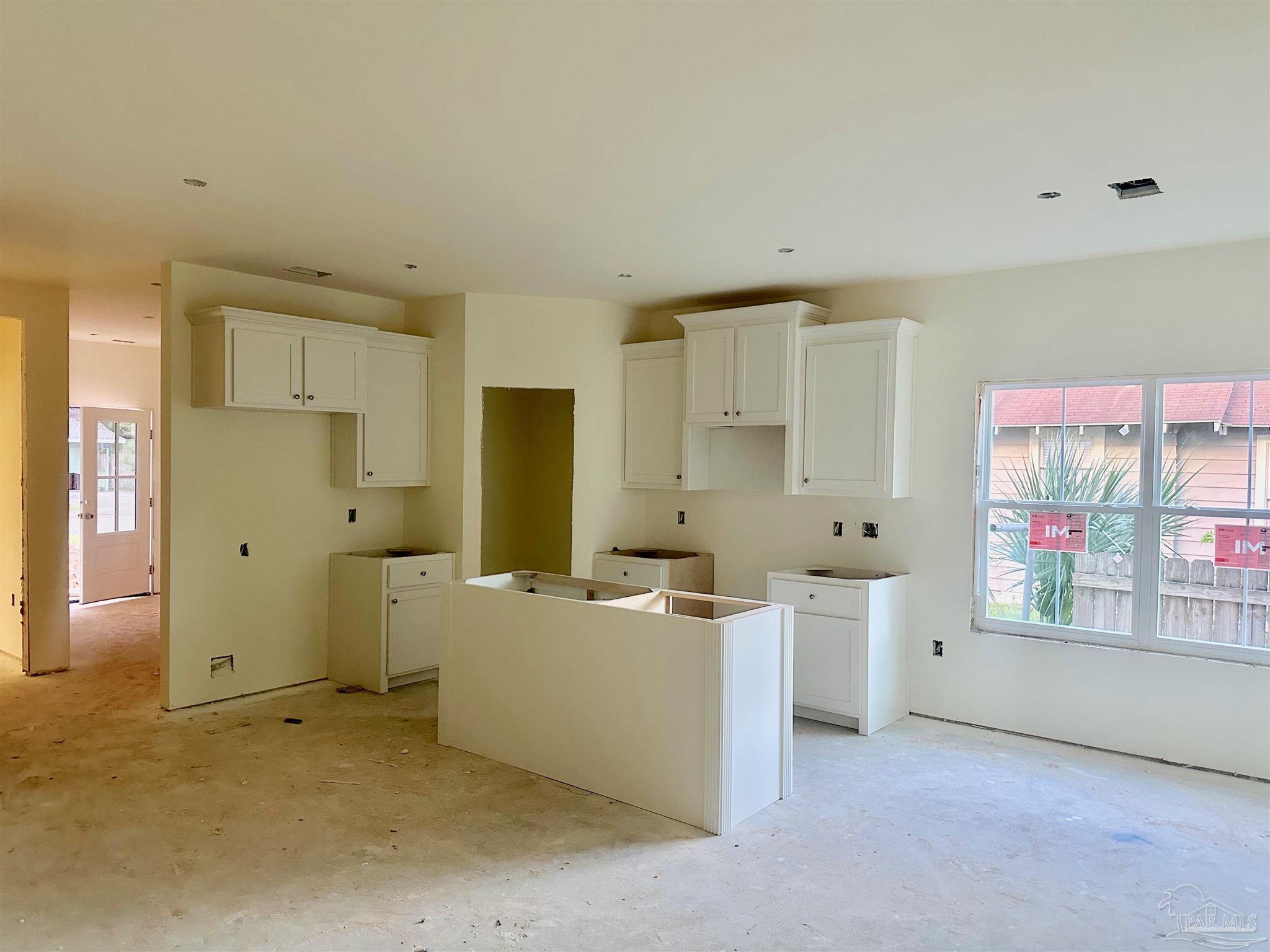 Property Photo: 1915 W Chase St FL 32502