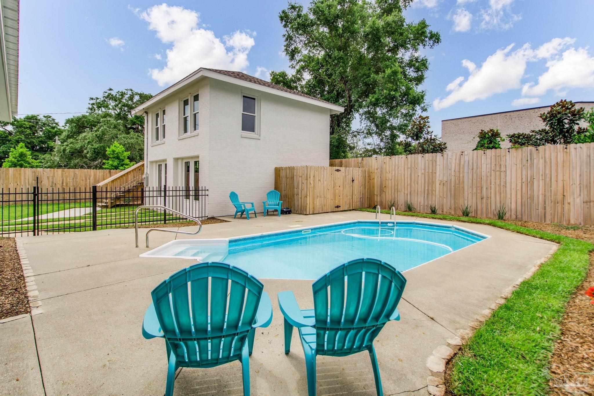 Property Photo: 1308 E Gadsden St FL 32501