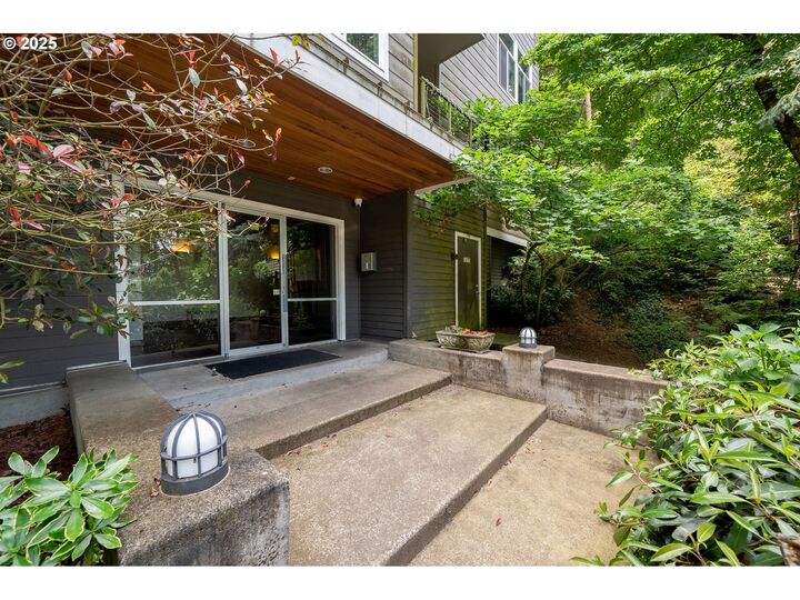 Property Photo:  1910 SW 18th Ave 34  OR 97201 