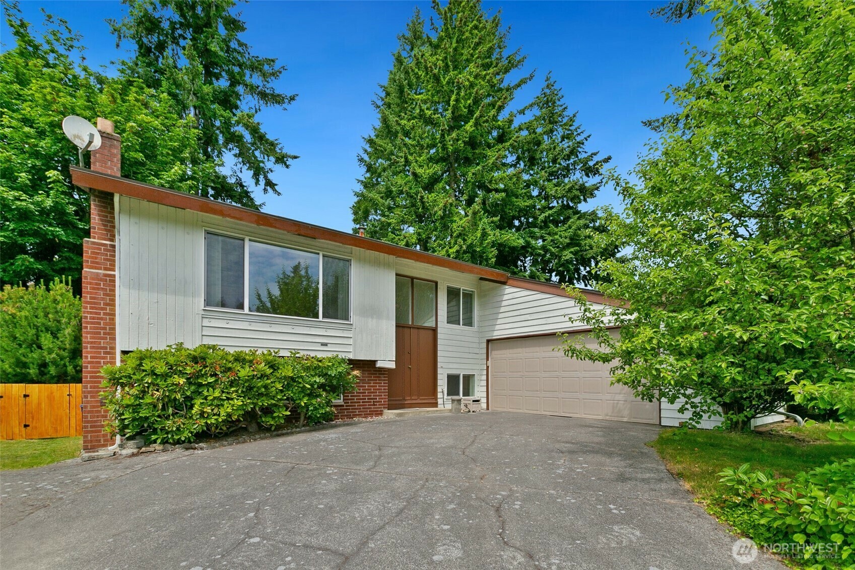 Property Photo: 12512 SE 70th Street WA 98056