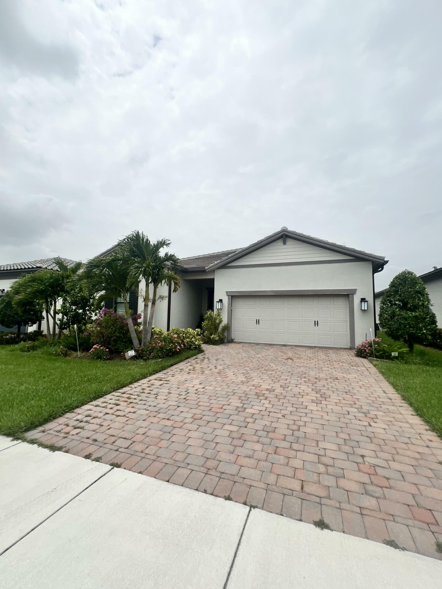 Property Photo: 655 SE Boboli Way FL 34984