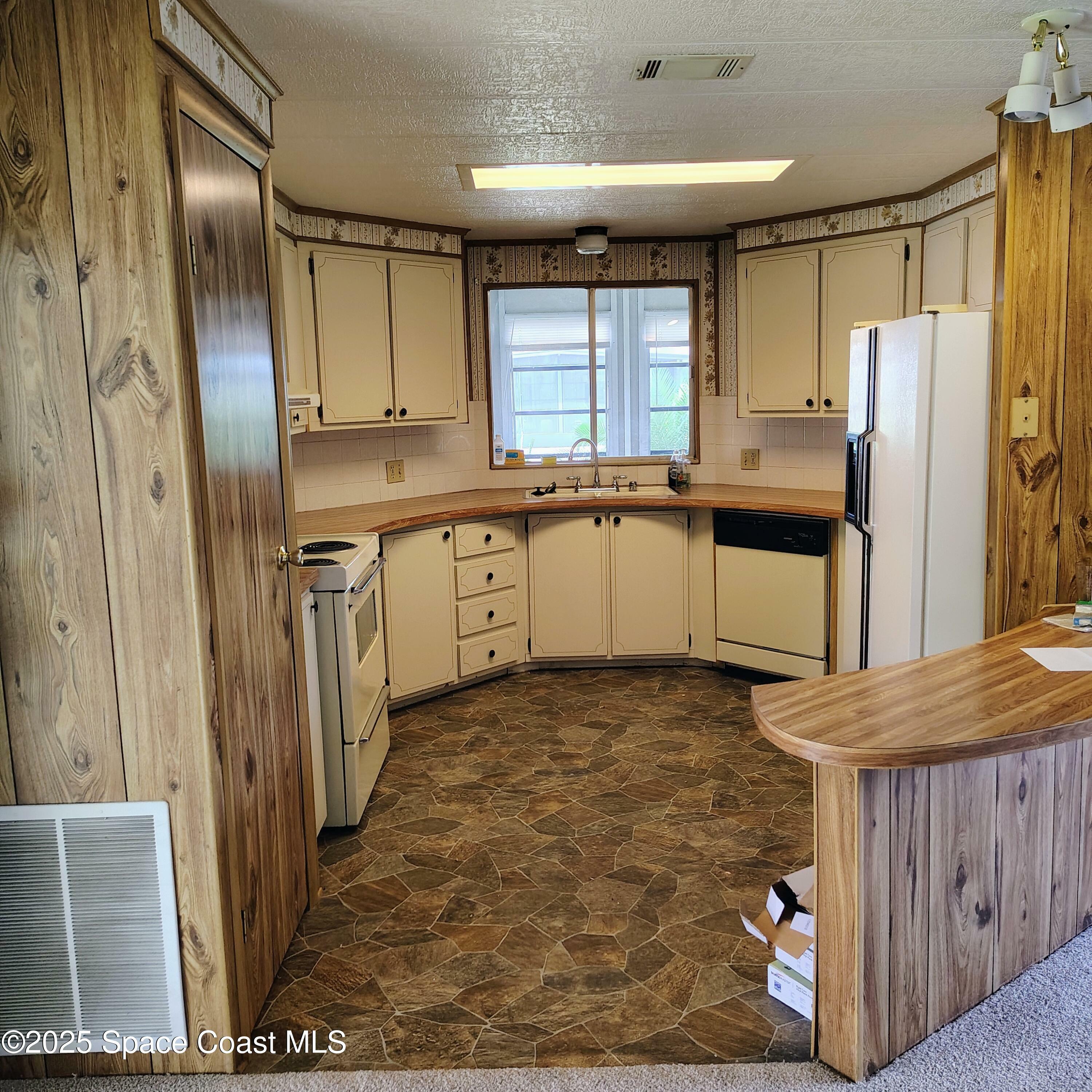 Property Photo: 554 Jennifer Circle FL 32904