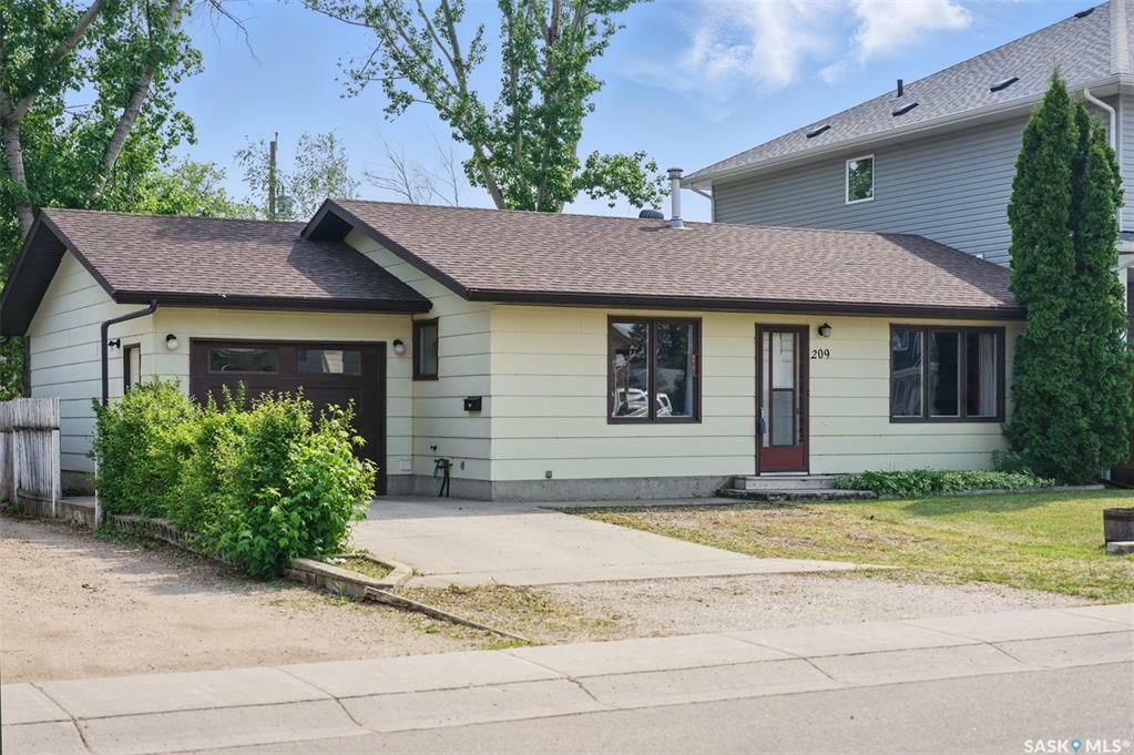 Property Photo: 209 4th Street W SK S0K 4S0