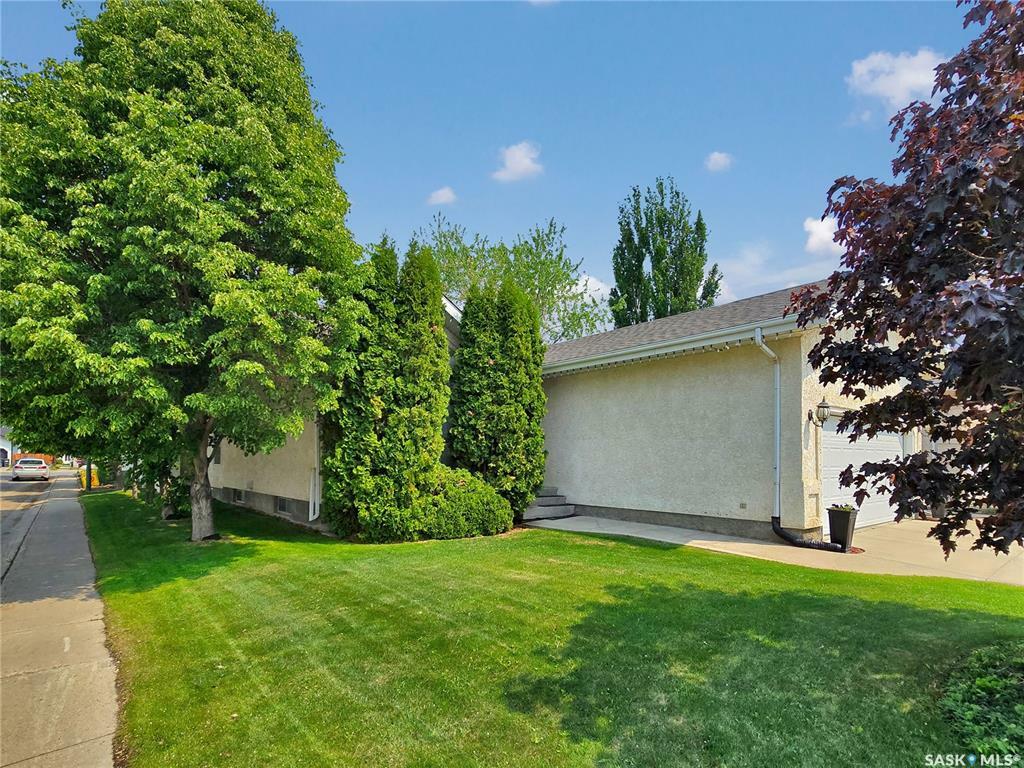 Photo de la propriété: 1447 Fairbrother Crescent SK S7S 1H7