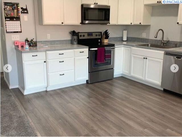 Property Photo: 526 S 40th Ave #D-210 WA 99353