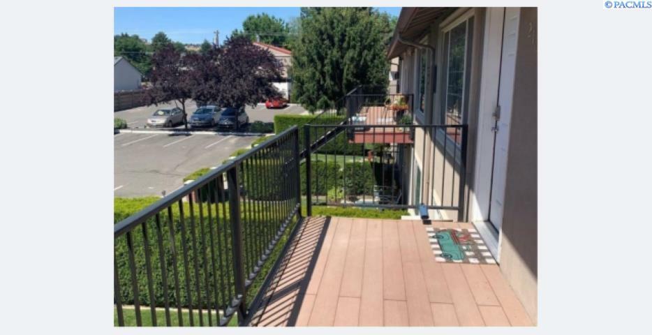 Property Photo: 526 S 40th Ave WA 99353