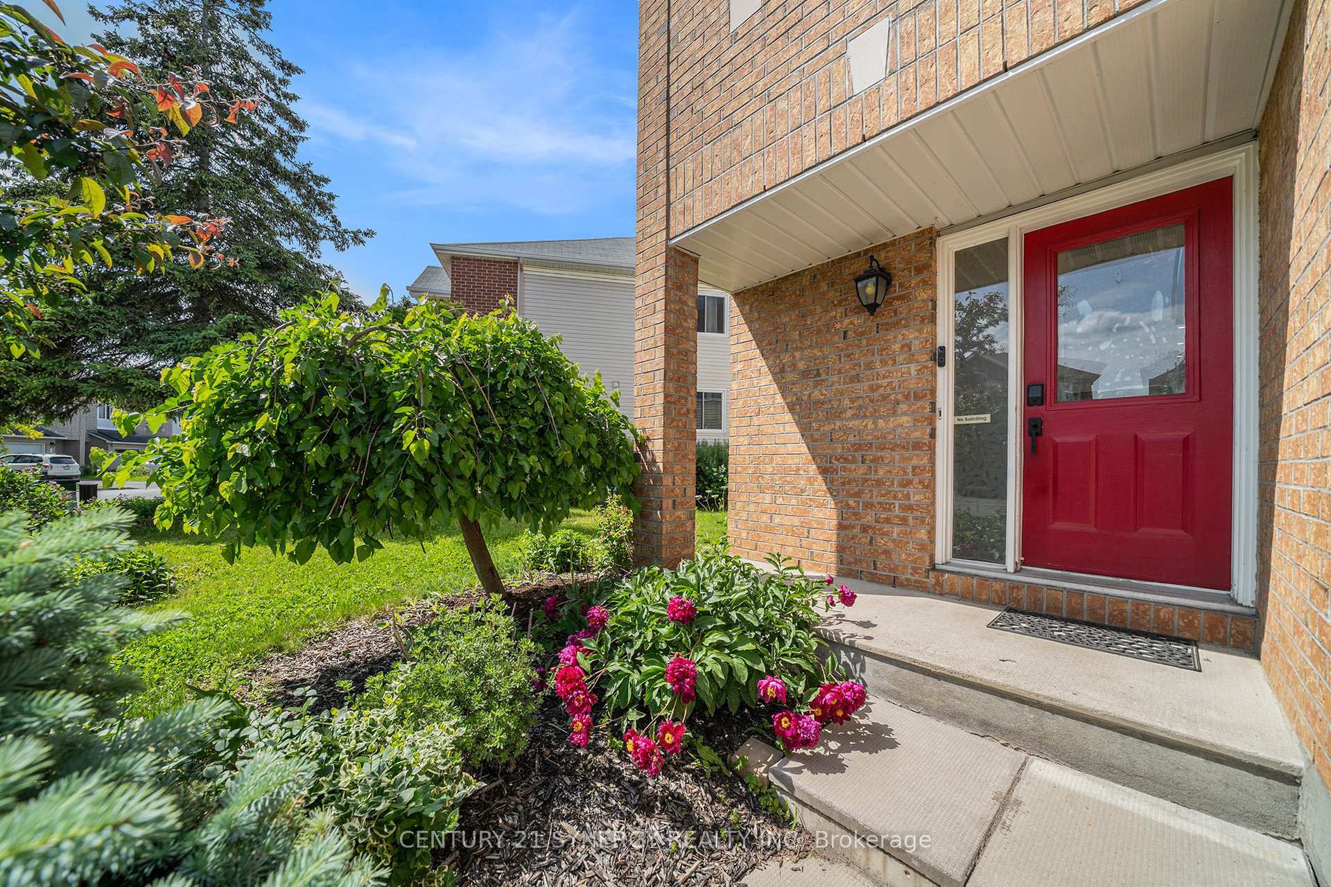 Property Photo: 6065 Pineglade Crescent ON K1W 1H1