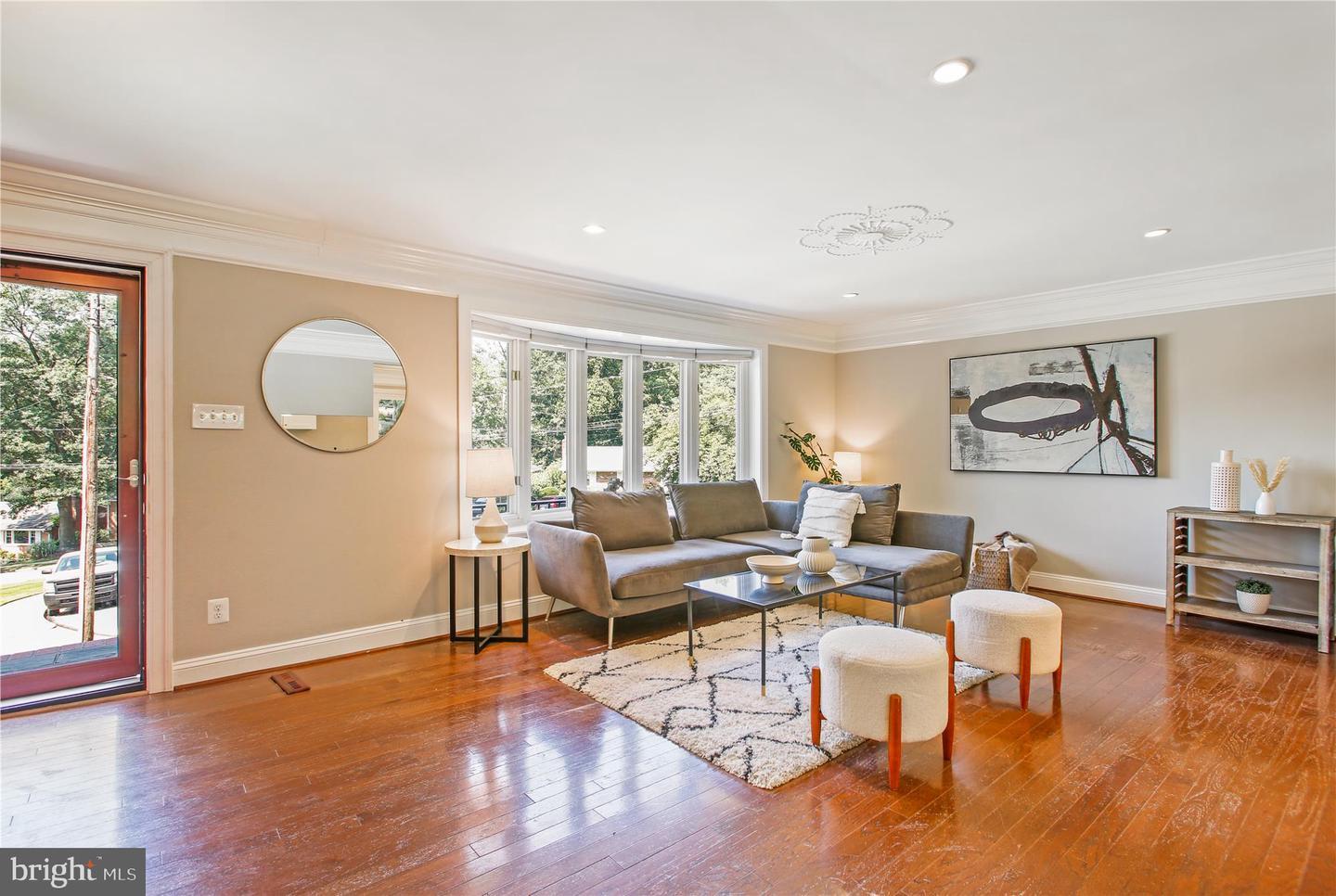 Property Photo: 919 Juniper Place VA 22304