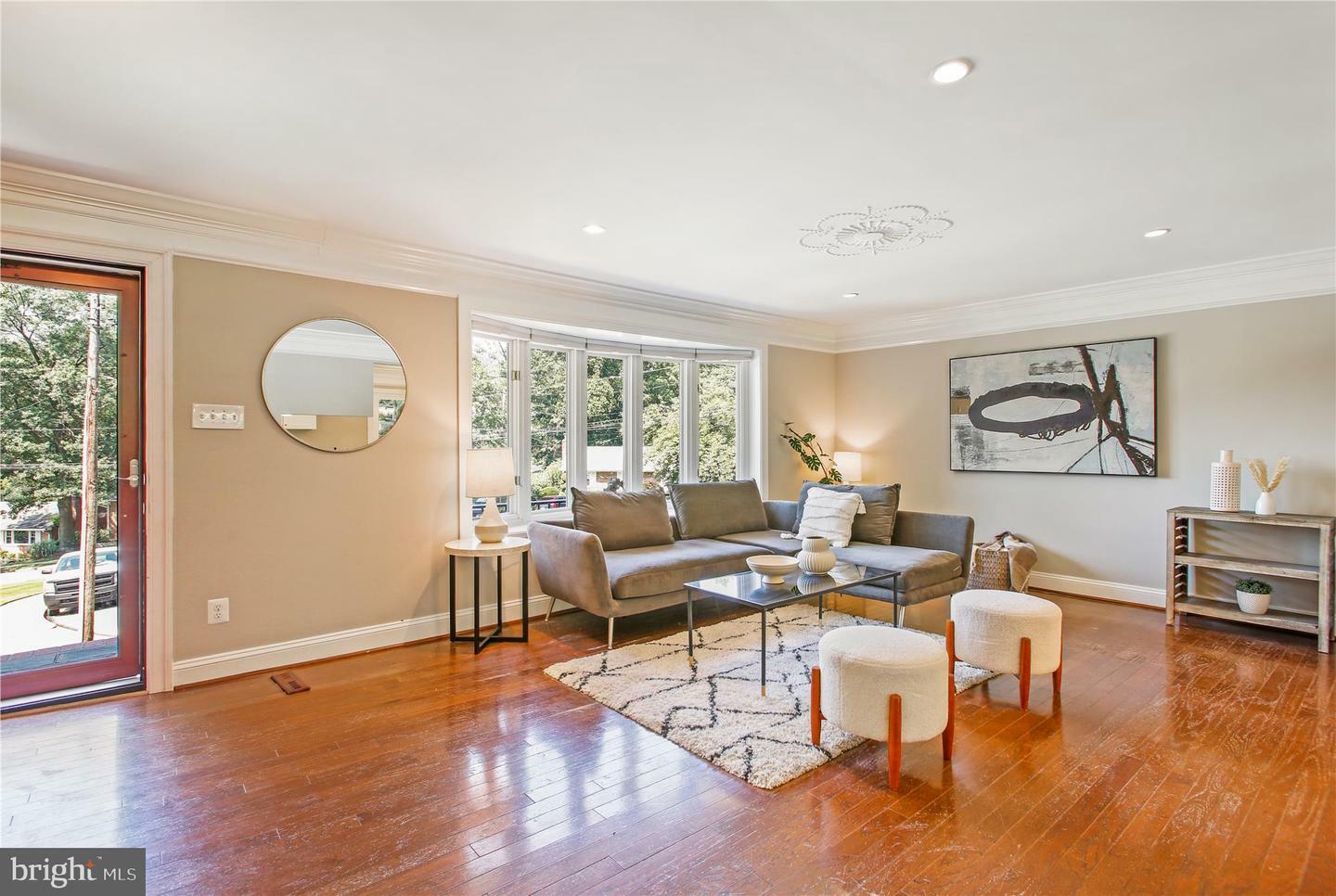 Property Photo: 919 Juniper Place VA 22304