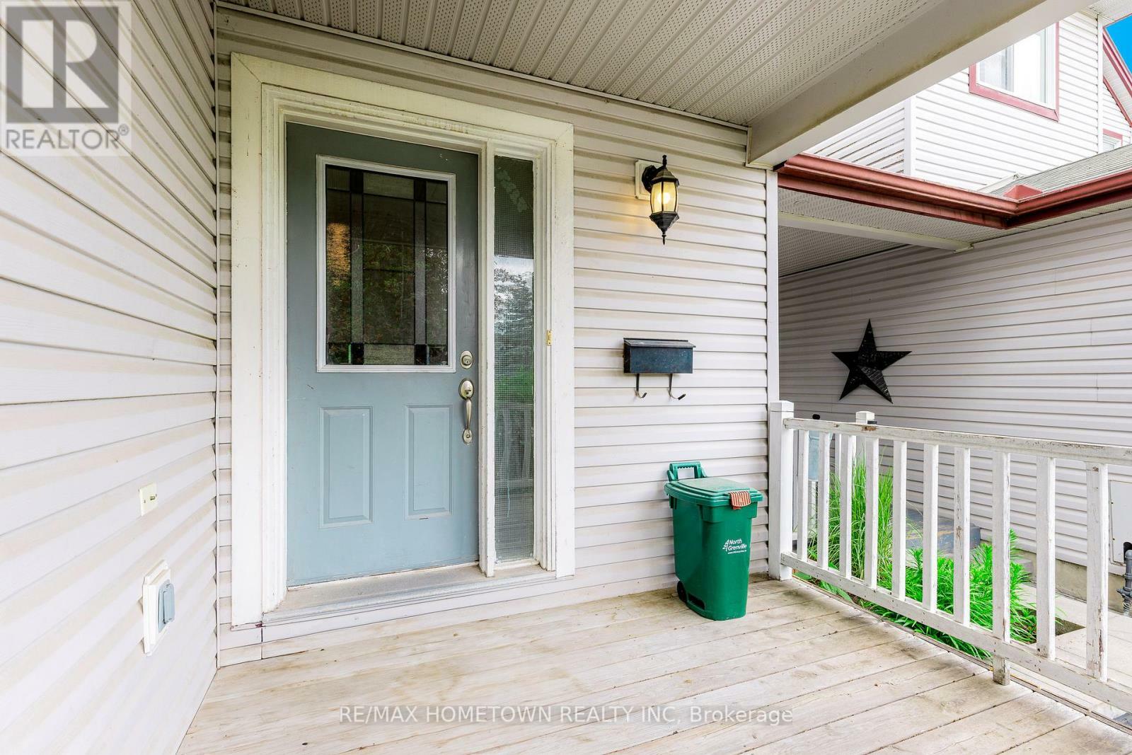 Property Photo: 727 Maley Street ON K0G 1J0