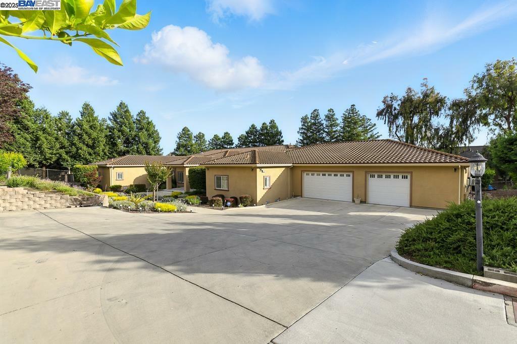 Property Photo: 874 Overhill Dr CA 94544