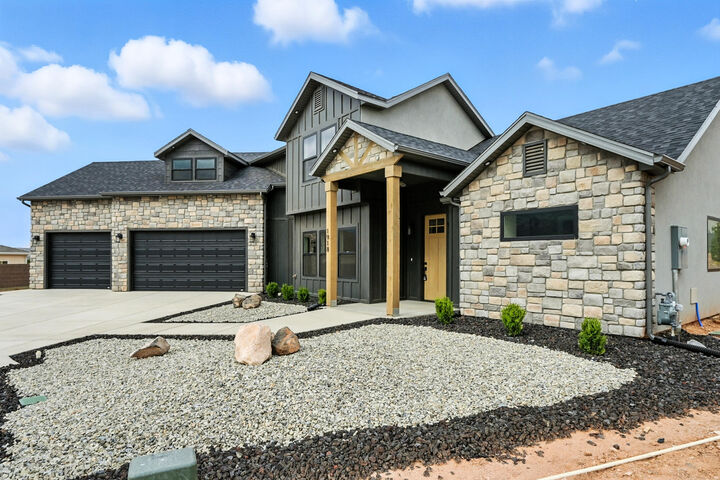 Property Photo: 1918 S Oak Springs Cir UT 84720