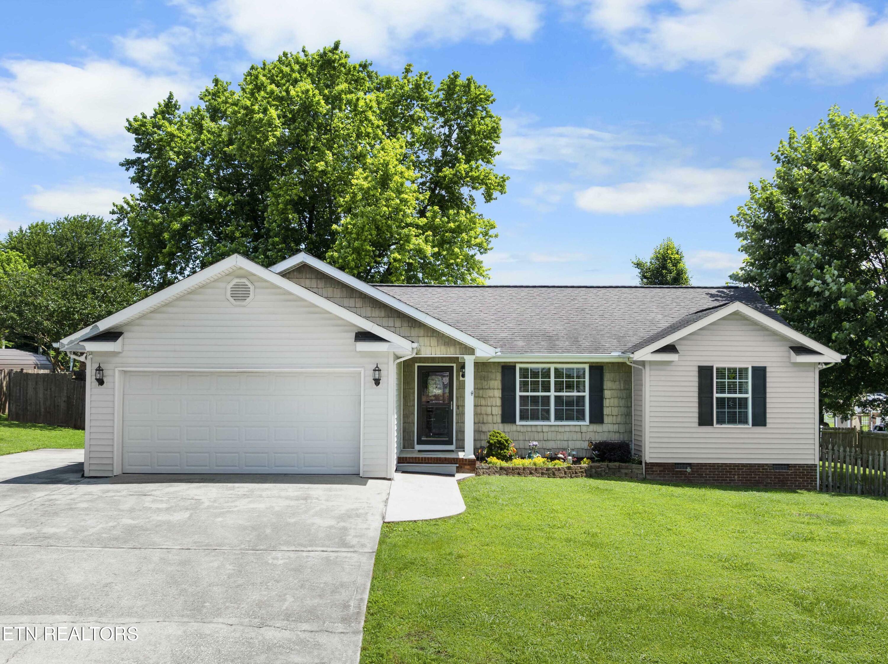 Property Photo: 327 S Fowler St TN 37716