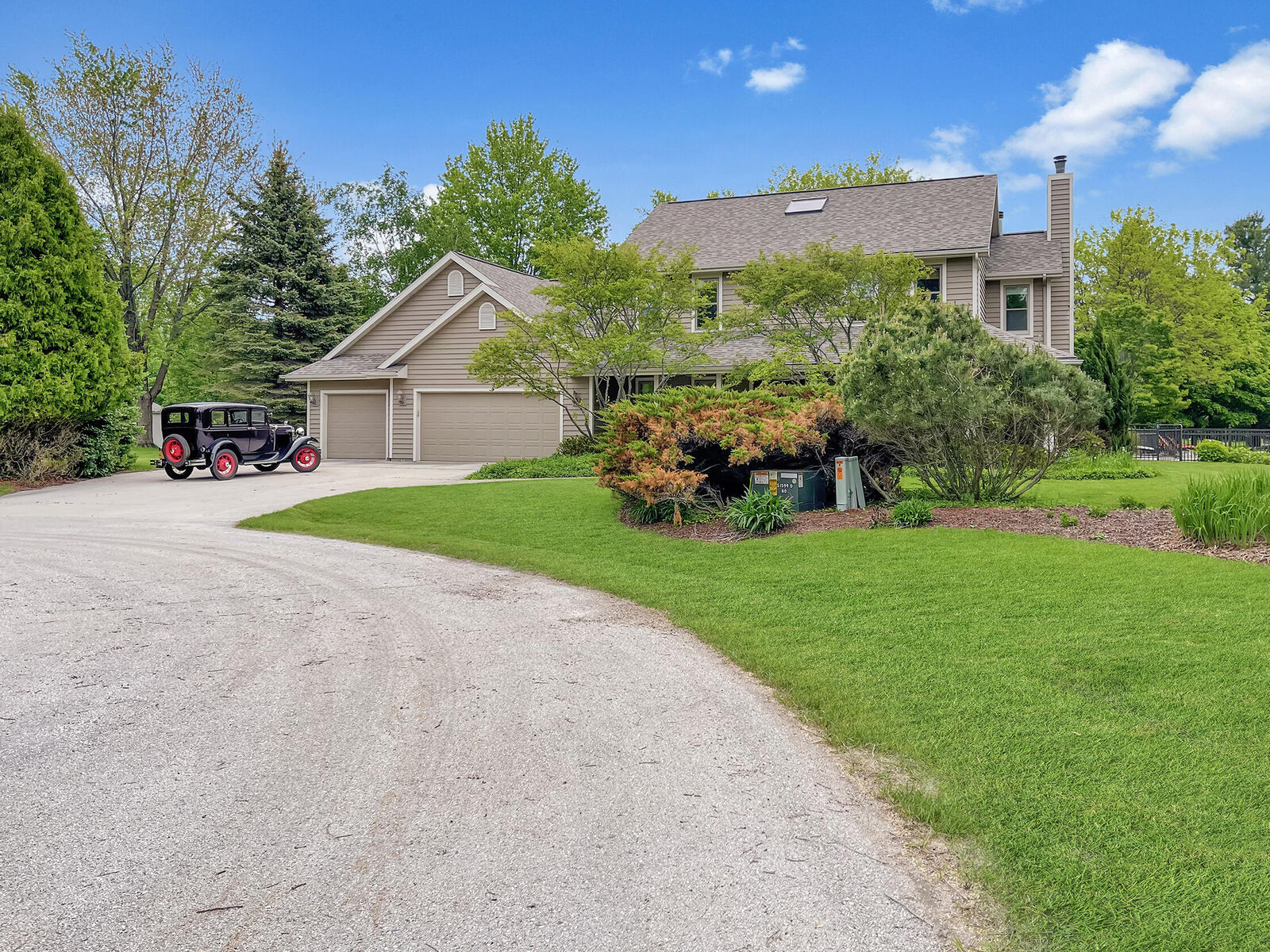 Property Photo:  2307 W Willow Creek Ln  WI 53083 