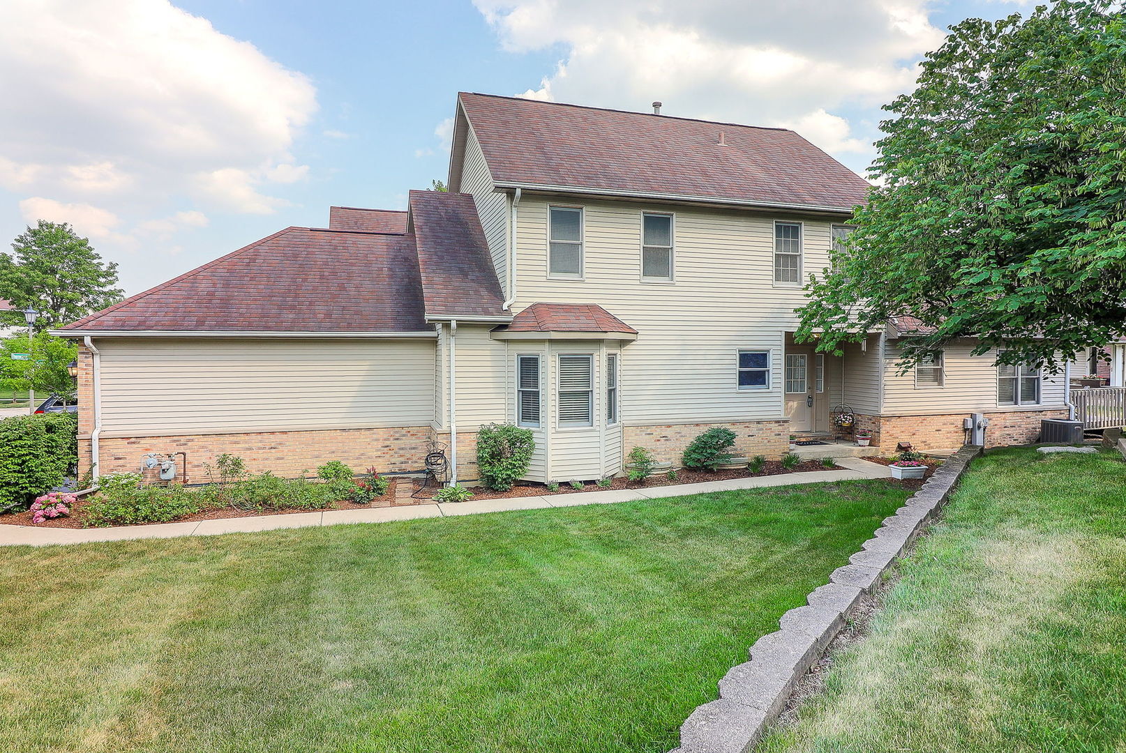 Property Photo:  2007 Thornwood Circle  IL 60174 