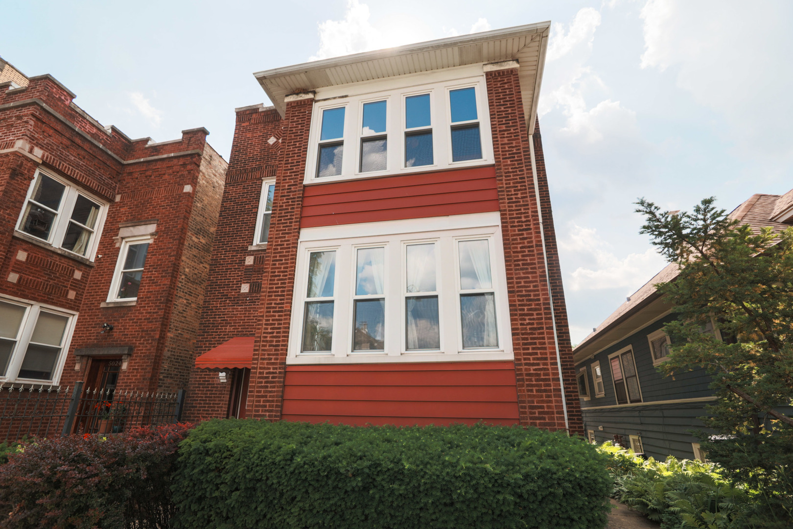 Property Photo: 5028 N Sawyer Avenue IL 60625