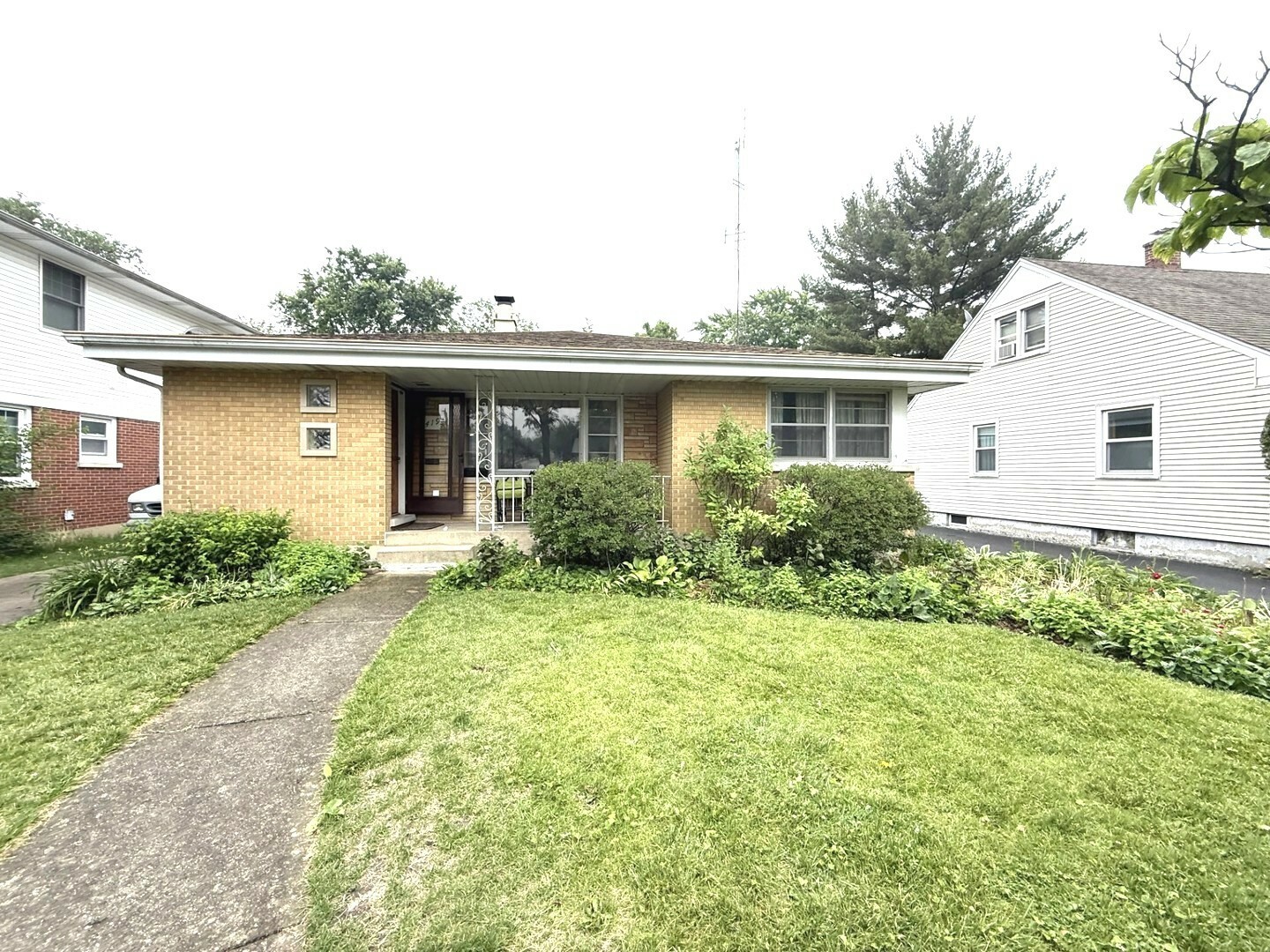 Property Photo: 419 S Chase Avenue IL 60148