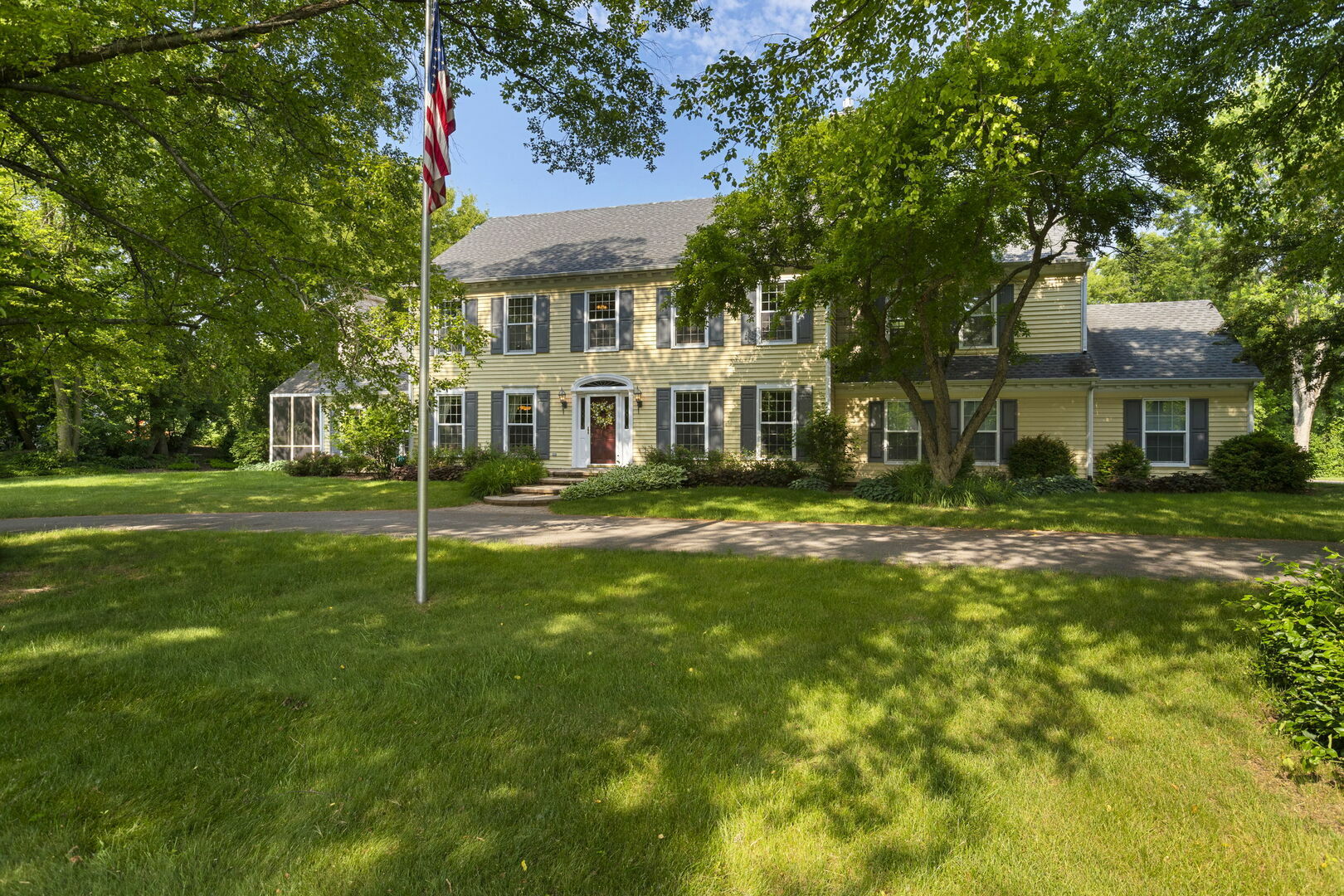Property Photo: 8 Stone Ridge Drive IL 60010