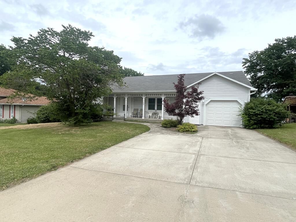 Property Photo: 1609 Morningside Drive MO 64601