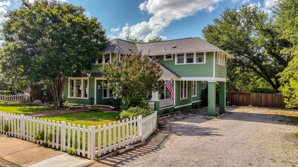 Property Photo:  305 E Lee Avenue  TX 76086 