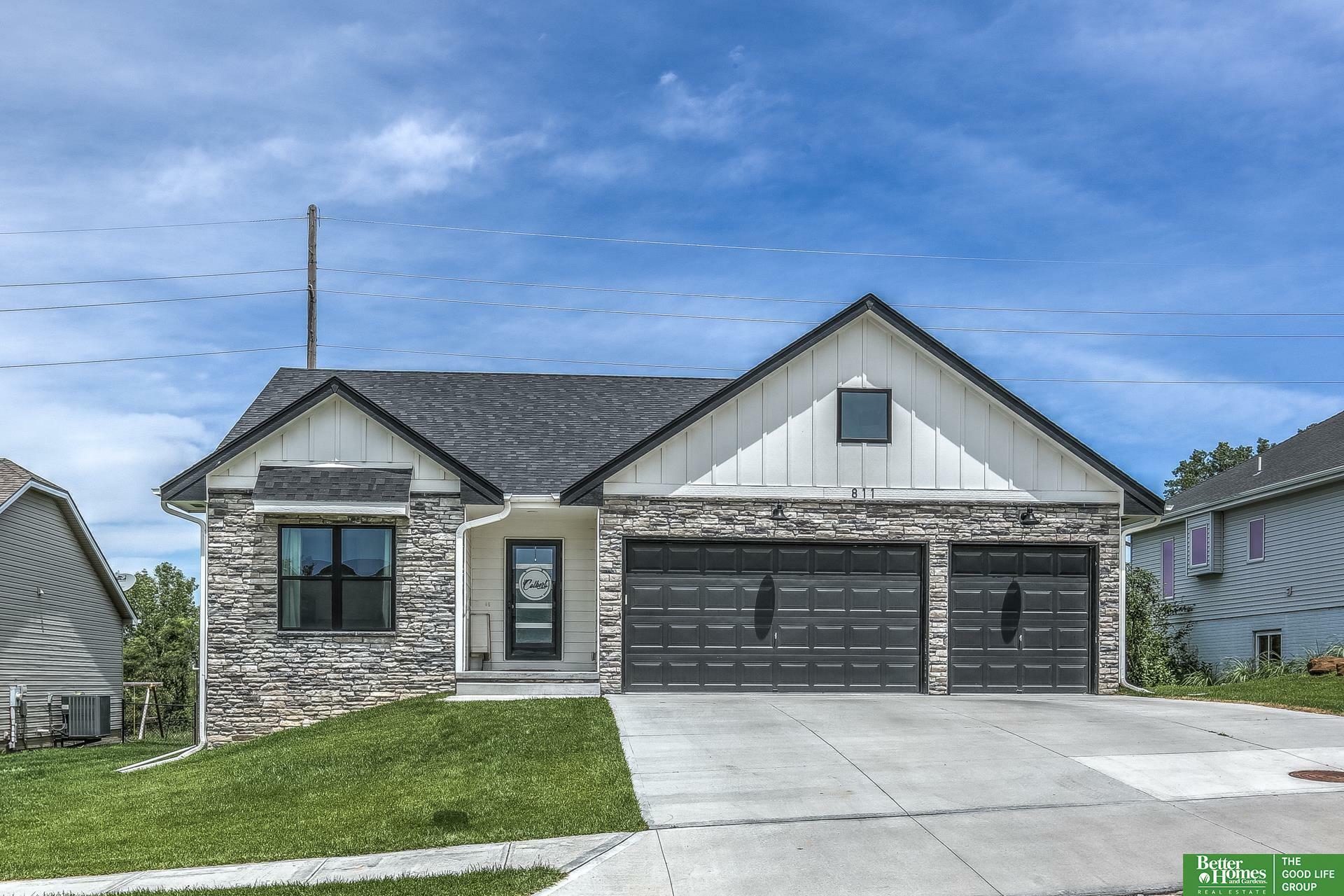 Property Photo:  811 Grandview Drive  NE 68037 