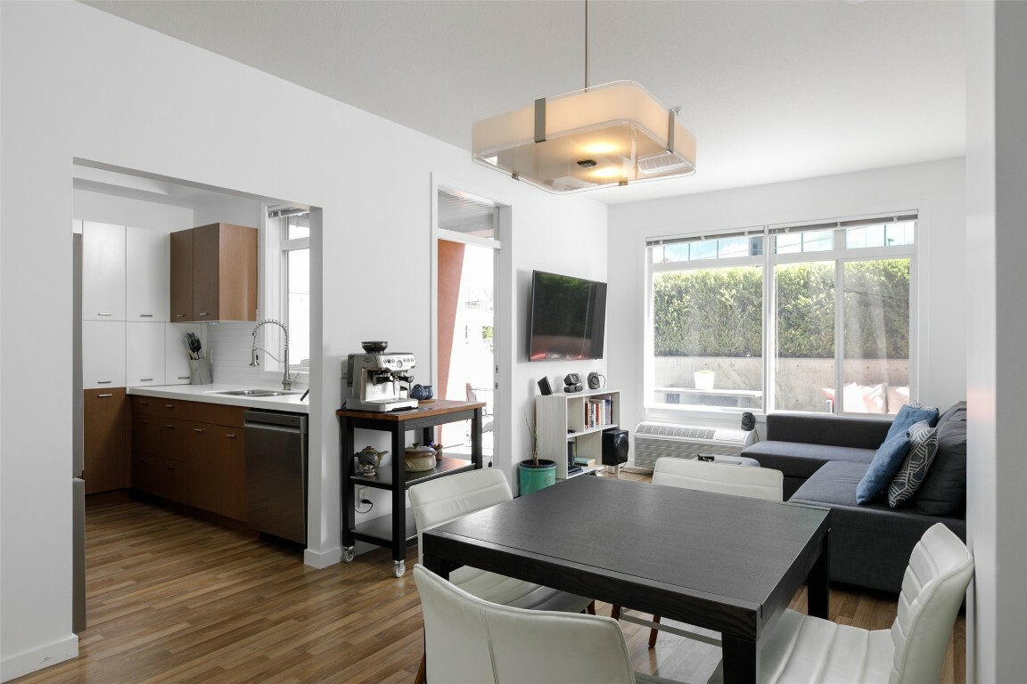 Property Photo: 1550 Dickson Avenue 110 BC V1Y 9Y8