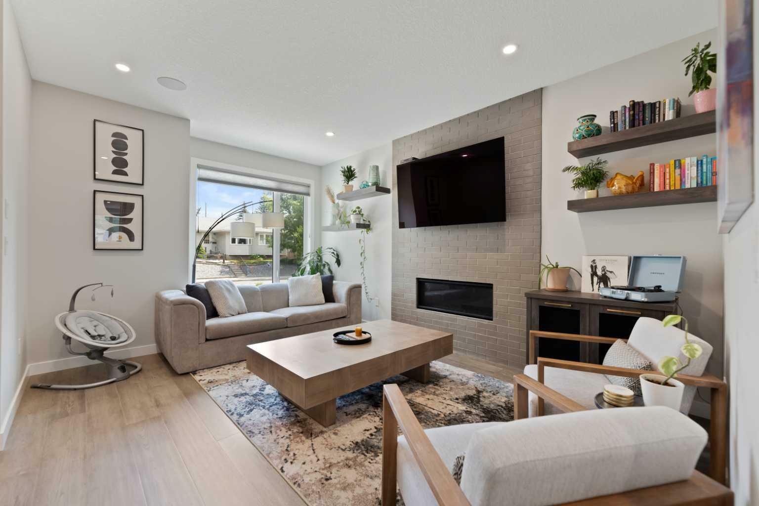 Property Photo:  3505 41 Street SW  AB T3E 3L4 
