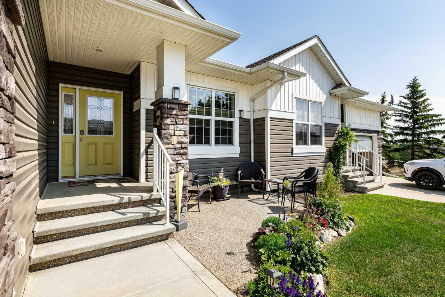 Property Photo: 4912 Beardsley Avenue AB T4L 0G4