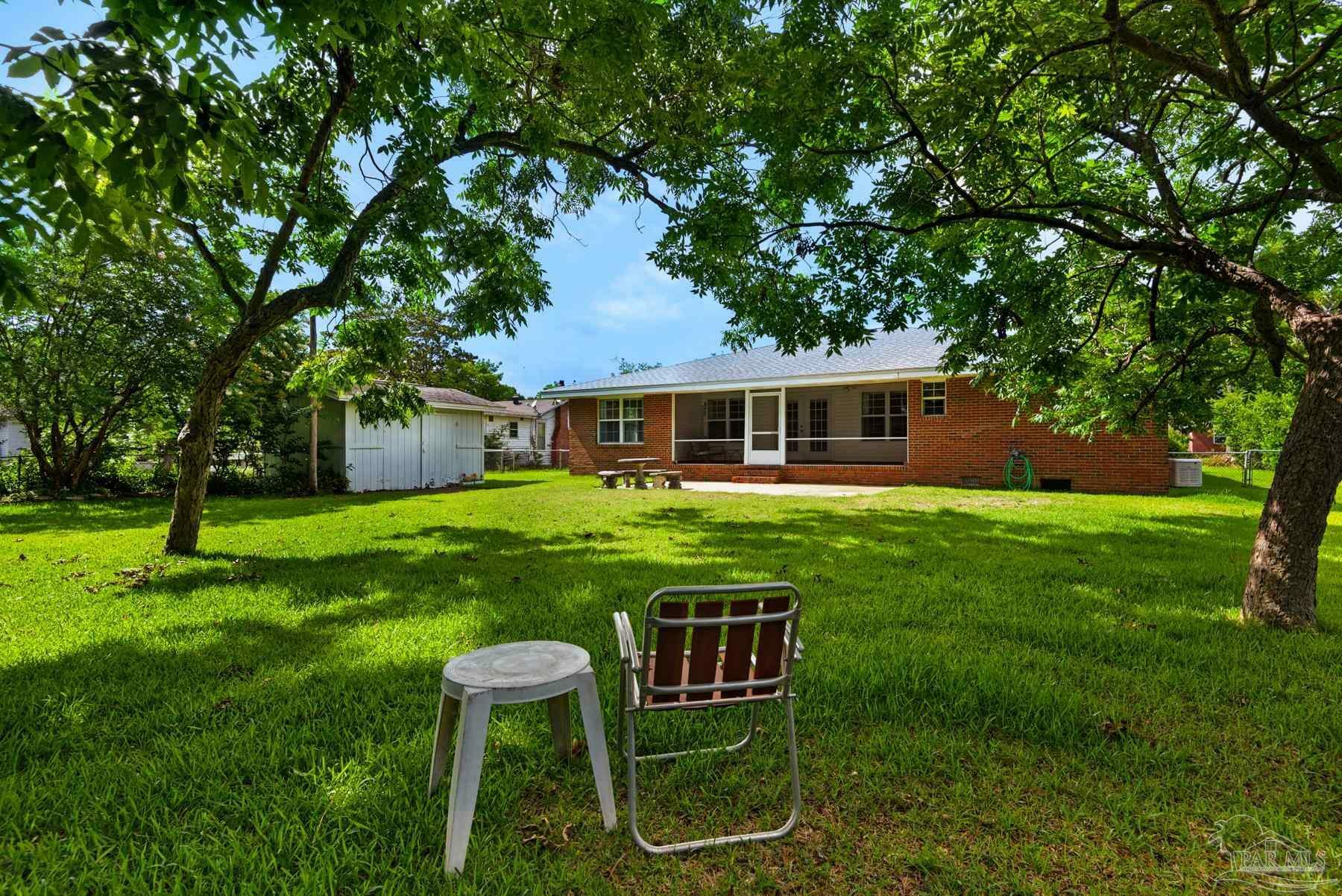 Property Photo:  3105 E Avery St  FL 32503 