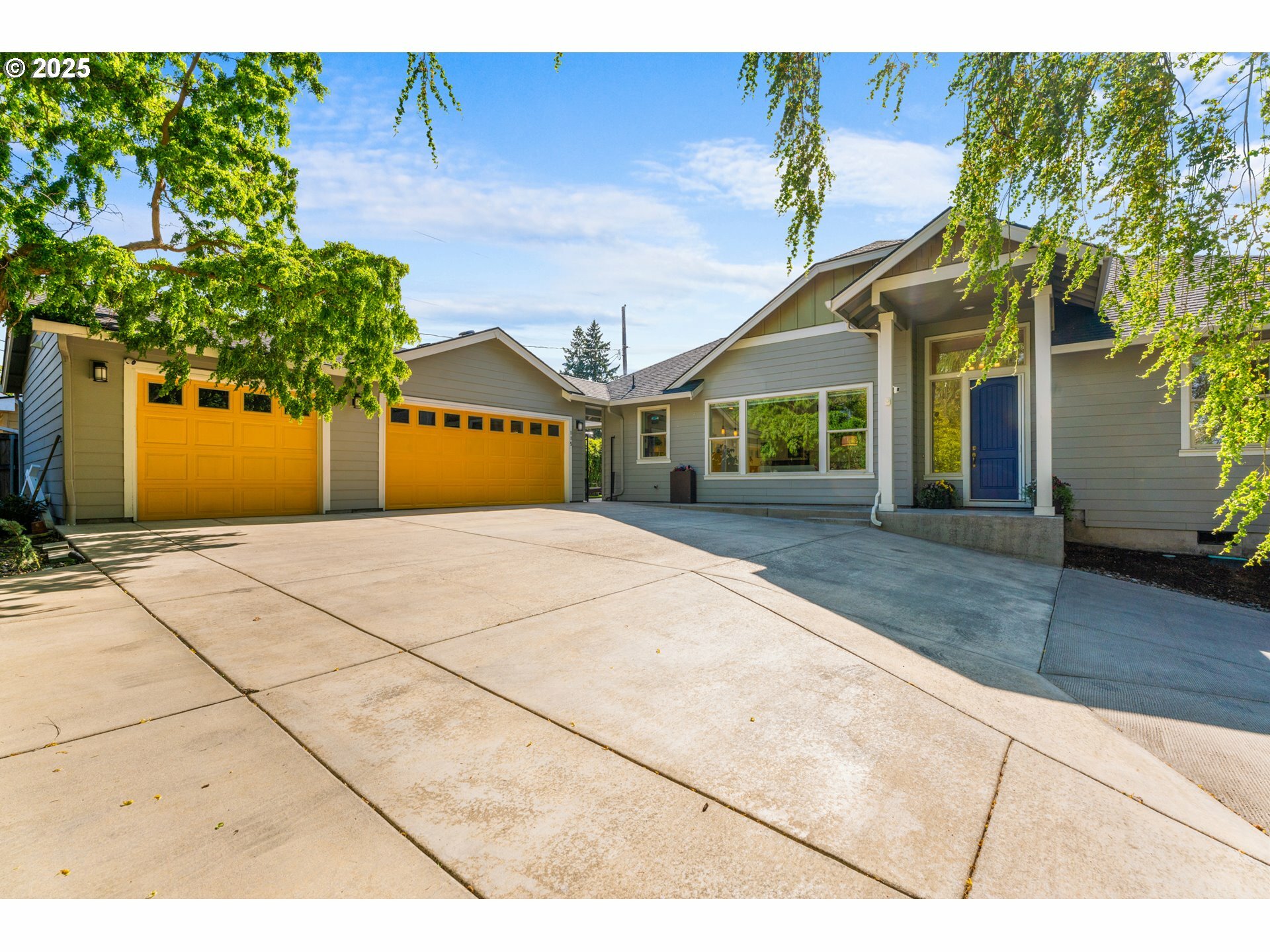 Property Photo:  115 NE 45th St  WA 98663 