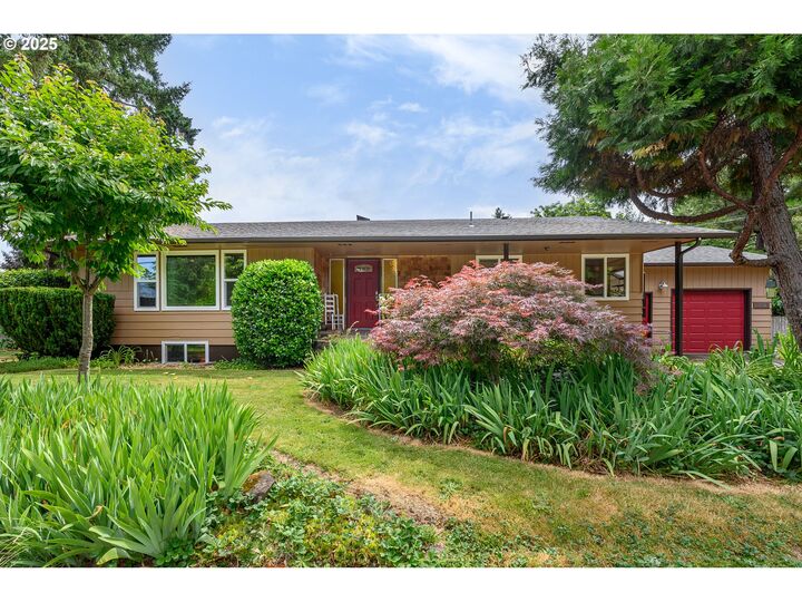 Property Photo:  1526 SW Cypress Ln  OR 97128