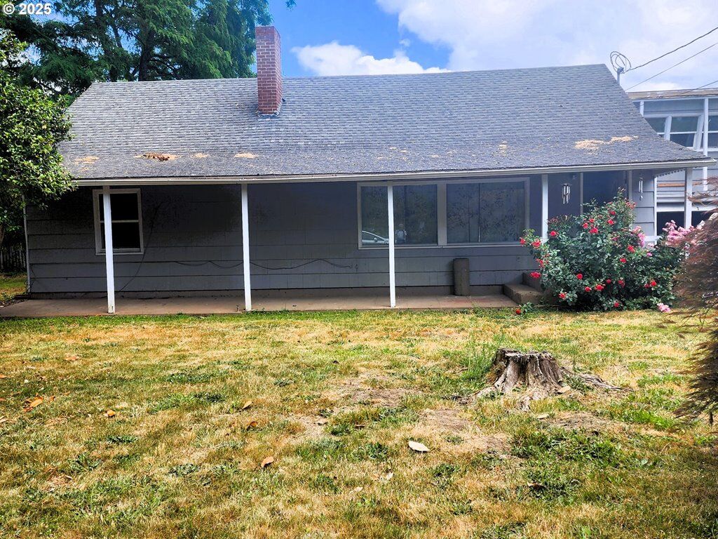 Property Photo:  870 NE 3rd Ave  OR 97124 