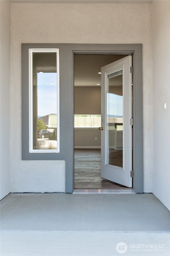 Property Photo:  2908 N Yale Court  WA 98926 