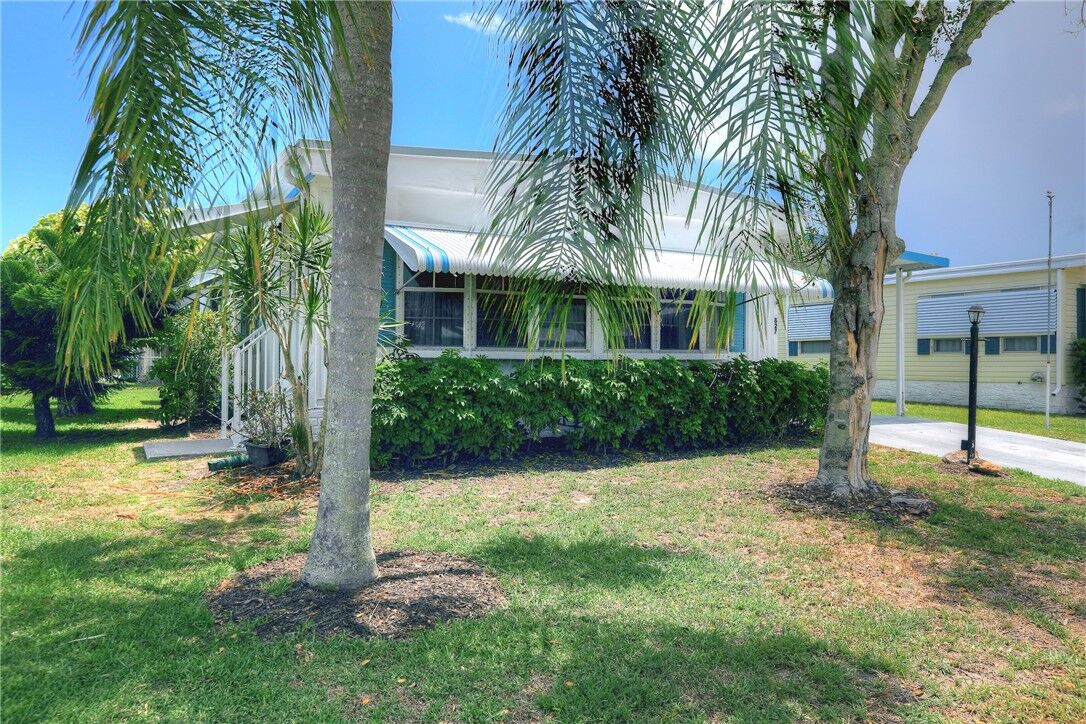 Property Photo:  827 Wren Circle  FL 32976 