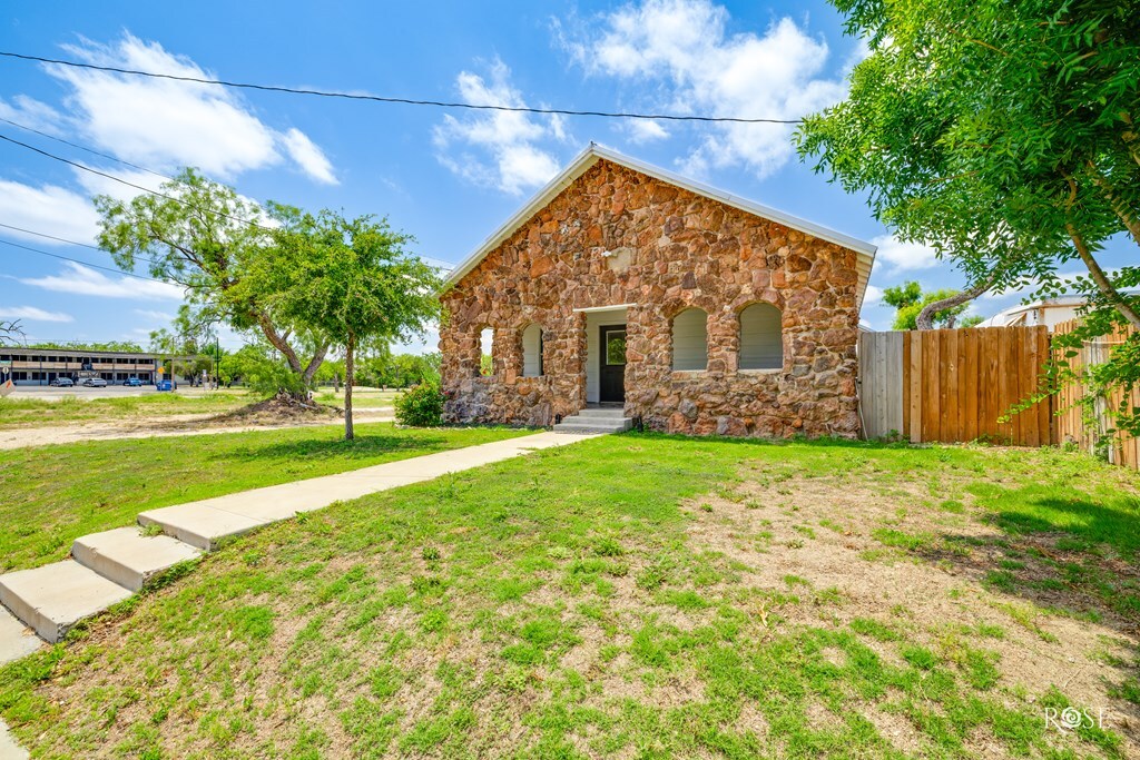 Property Photo: 415 E Harris Ave TX 79903