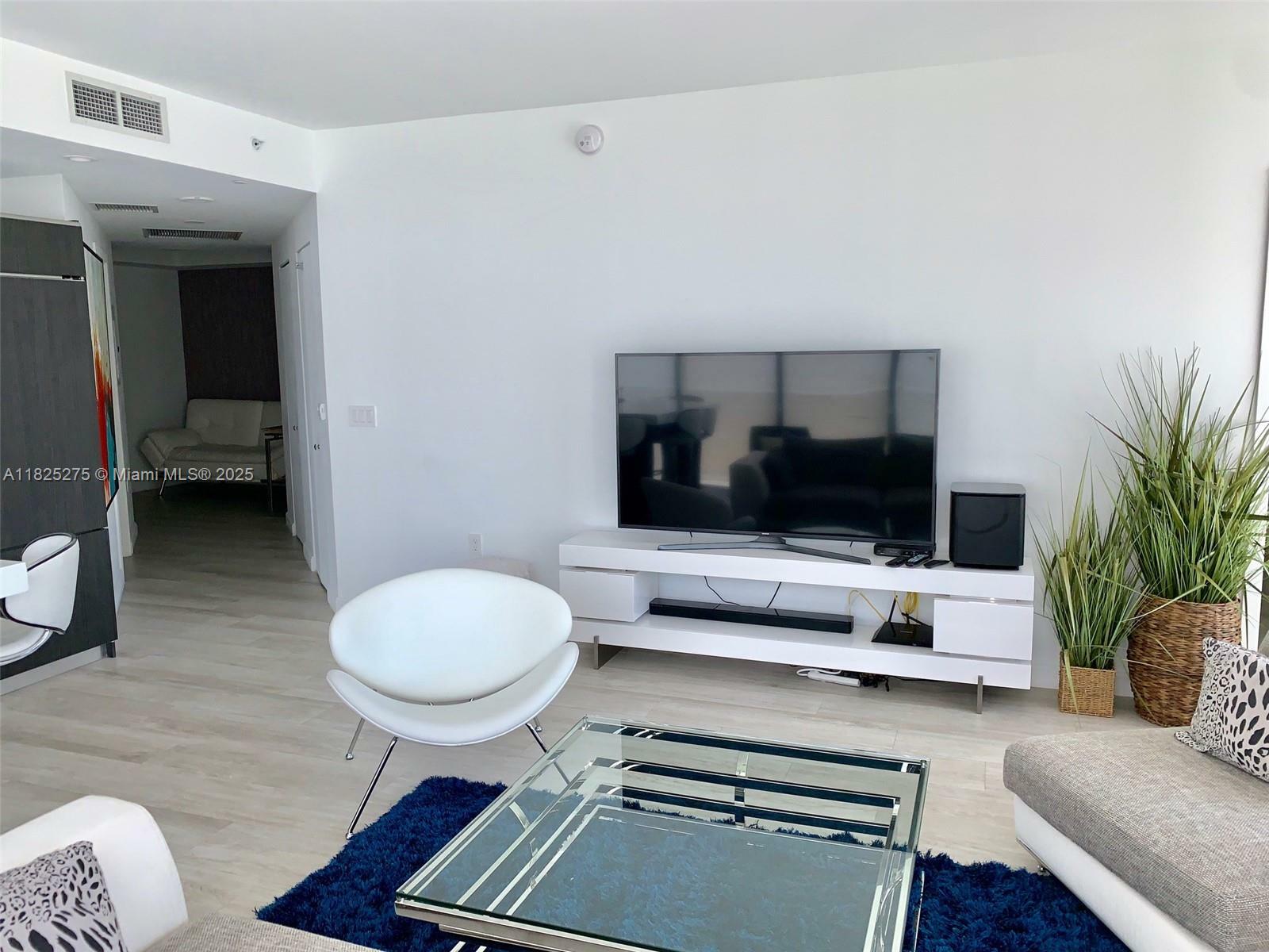 Property Photo:  55 SW 9th St 2706  FL 33130 