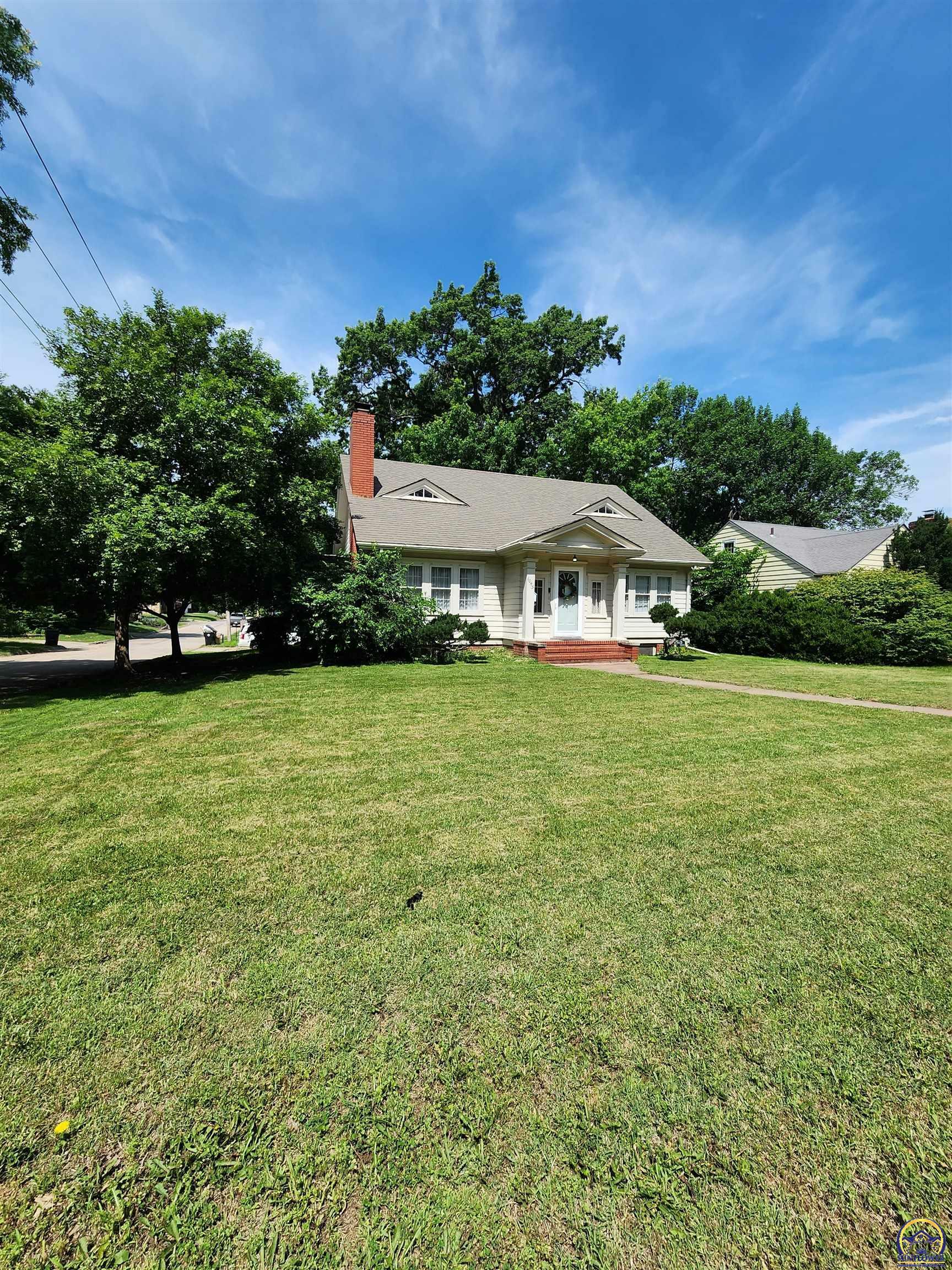 Property Photo: 1045 SW Wayne Ave KS 66604