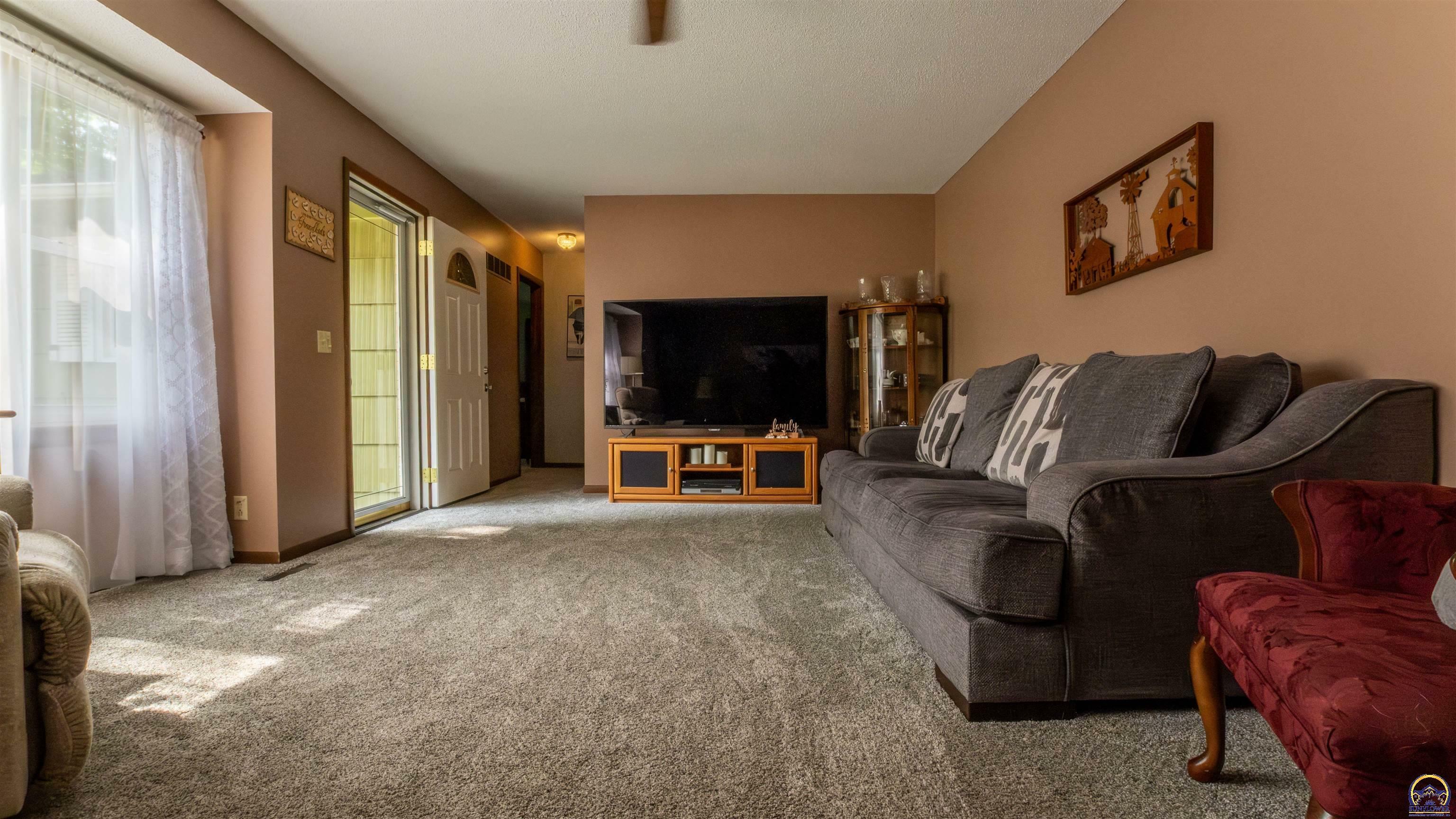 Property Photo:  923 Homewood St  KS 66801 