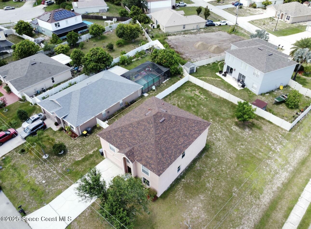 Property Photo:  501 Lakeview Court  FL 34759 