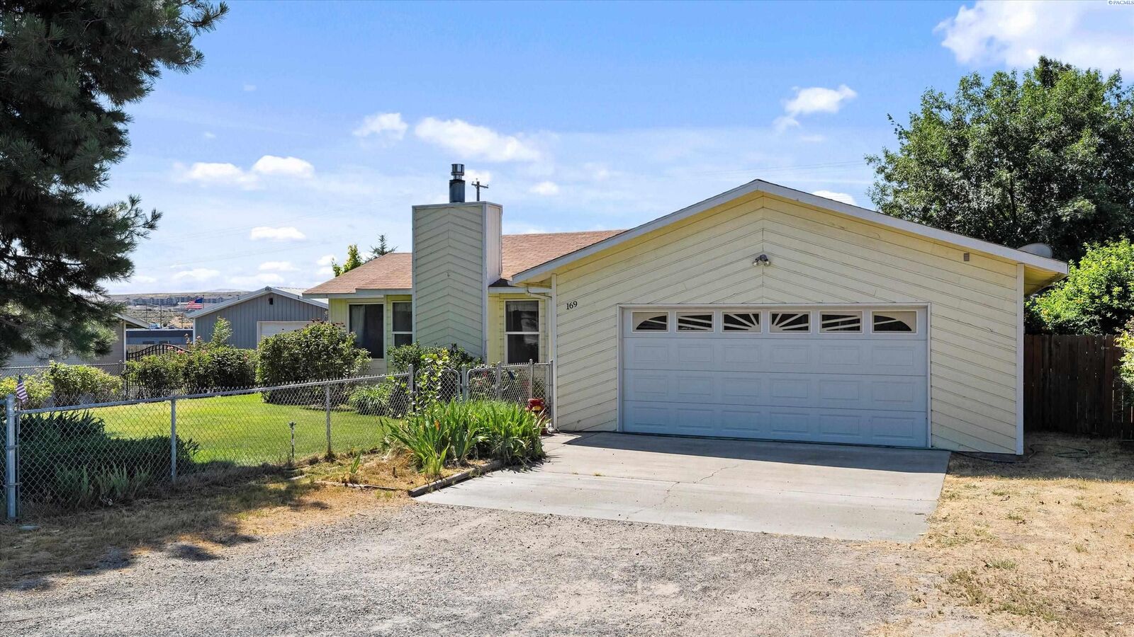 Property Photo:  169 Travis Lane  WA 99338 