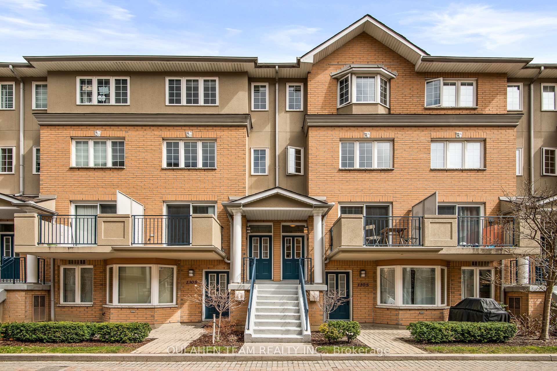 Property Photo: 28 Sommerset Way 1306 ON M2N 6W7
