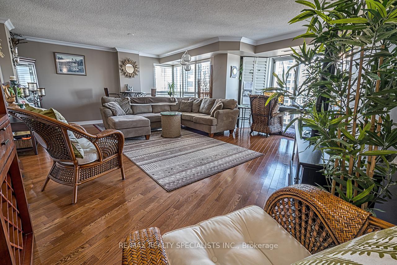 Property Photo: 2111 Lake Shore Boulevard 1518 ON M8V 1A1