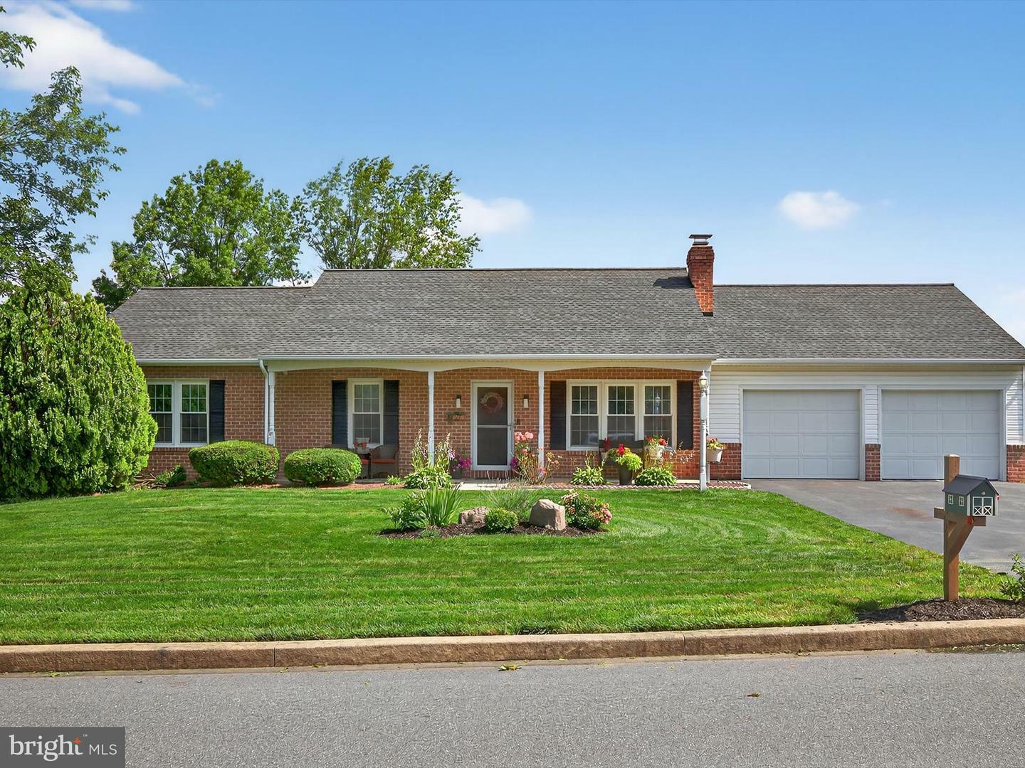 Property Photo:  27 Diane Avenue  PA 17543 