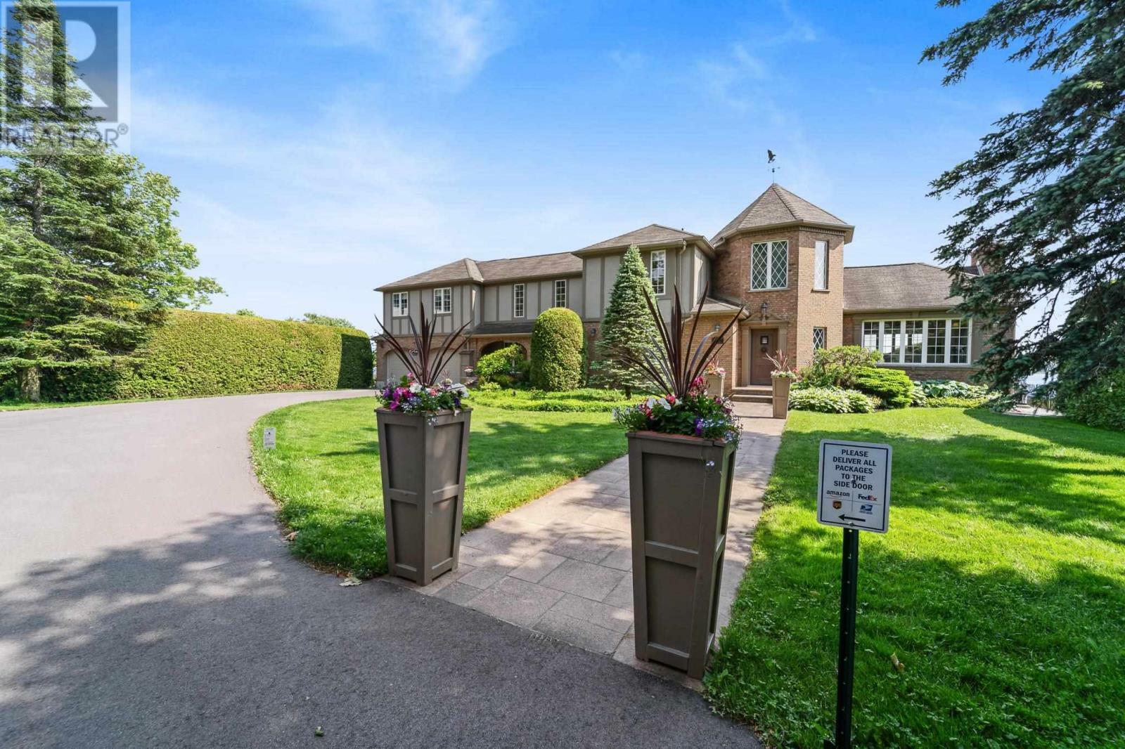 Property Photo: 1737 Queen St ON P6A 2G4