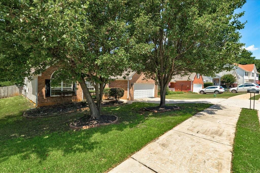Property Photo: 1553 Queen Elizabeth Drive GA 30248