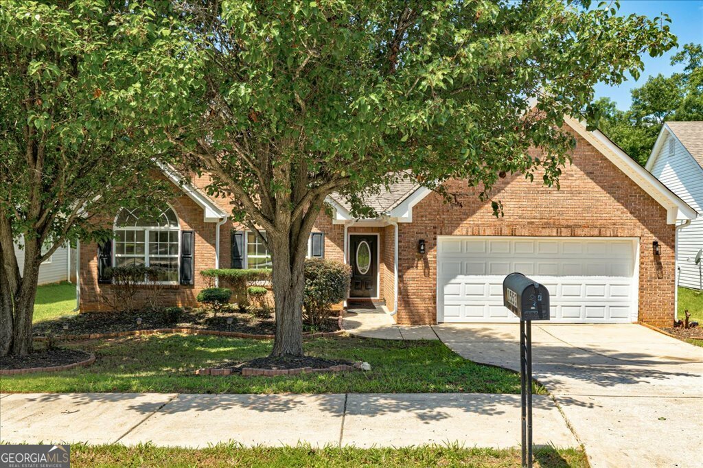 Property Photo: 1553 Queen Elizabeth Drive GA 30248