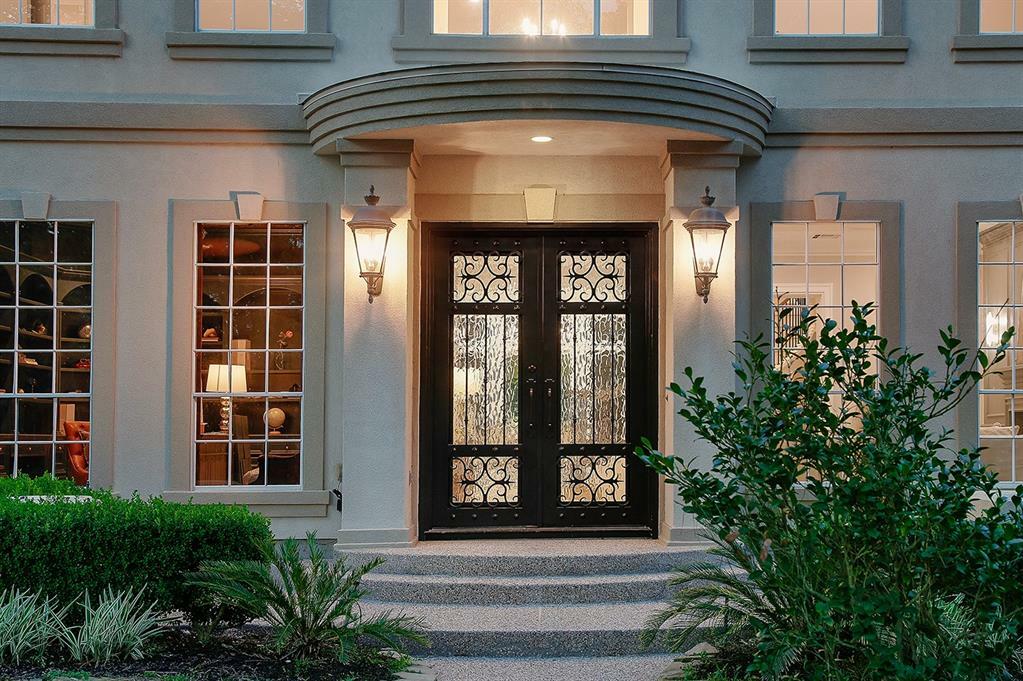 Property Photo: 303 S Silvershire Circle TX 77381