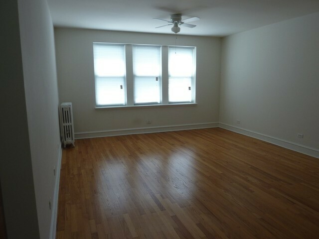 Property Photo: 5058 N Claremont Avenue 2E IL 60625